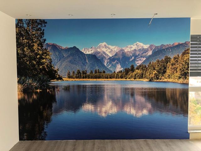 Ergebnis: Das Bergsee-Wandbild wirkt wie ein Fenster ins Freie.