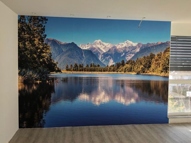 Trainingsfläche mit Bergsee-Wandbild: Weite und Ruhe im Innenraum.